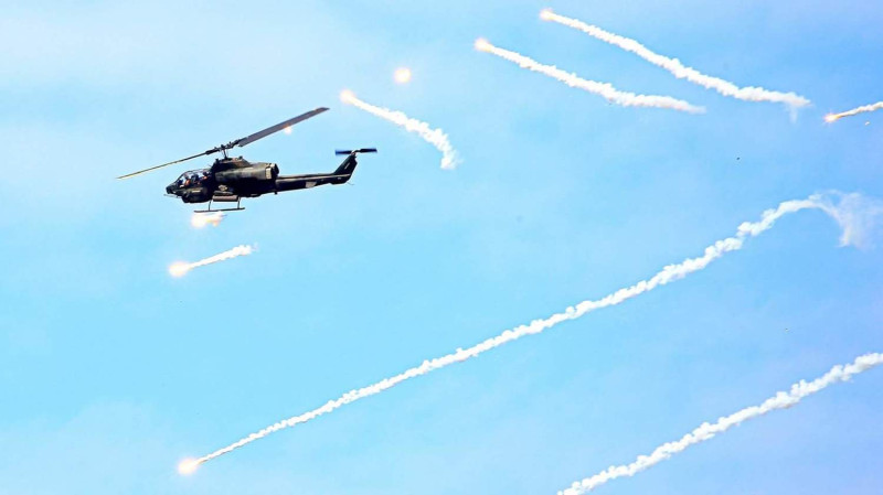 在昨天屏東滿豐陣地實施的「106年度重砲射擊訓練」中，直升機也出動支援。   圖：軍聞社/提供