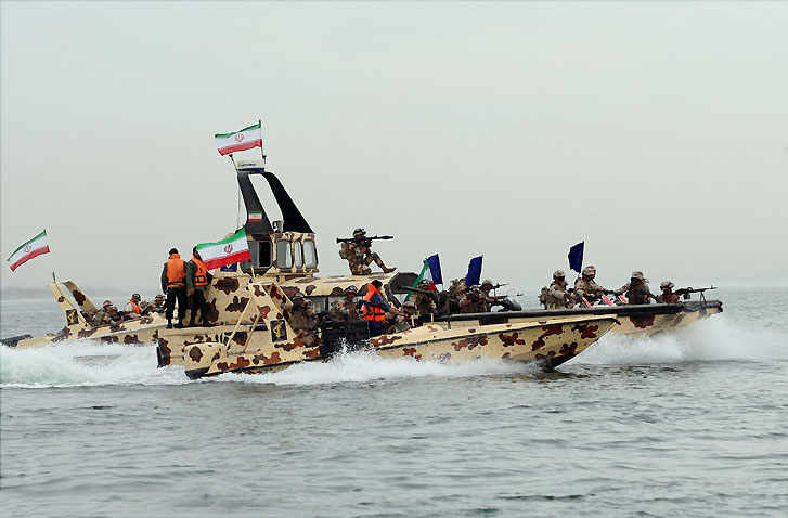 伊朗革命衛隊擁有海陸空編制，還配備小型火箭，可以封鎖海峽。   圖：翻攝維基網站