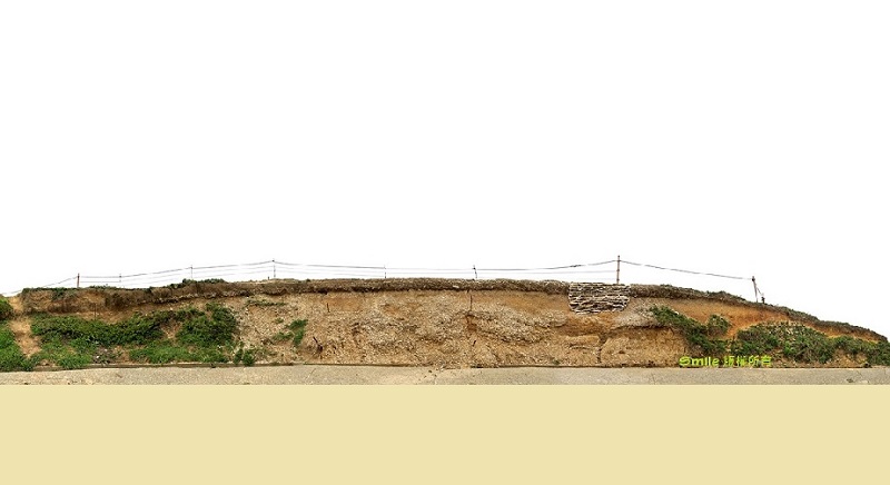 位於北竿與東引間的亮島，2011年在亮島島尾1號遺址發現長達三十公尺長的貝塜牆，並發掘出兩具七八千年骨骸受到國際考古學界關注。   圖:Smile工作室／提供