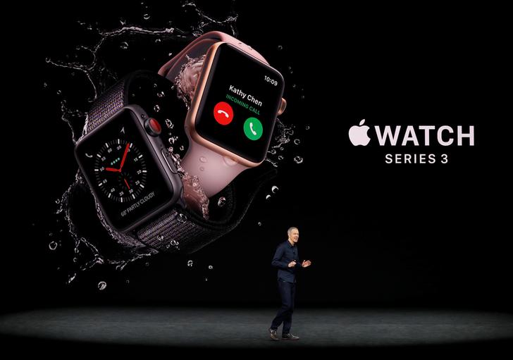 Apple Watch3在蘋果發表會上亮相，主打行動網路連接功能，但今日卻發現功能有些瑕疵。   圖：達志影像/路透社