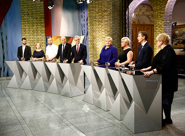 挪威國會改選結果出爐，現任總理索爾貝格（右四）與其他聯盟成員在國會召開記者會。   圖：翻攝挪威國會官網