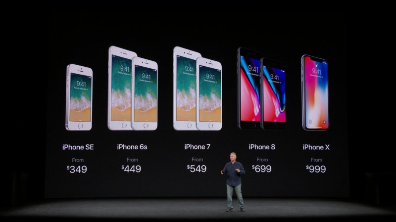 蘋果公司今(13)日在蘋果總部Apple Park舉辦產品發表會，現場除了發表萬眾矚目的十周年紀念旗艦機Iphone X(ten)，也發表了基本款蘋果新型手機iPhone8、iPhone8 Plus。   圖：翻攝林俊傑臉書直播