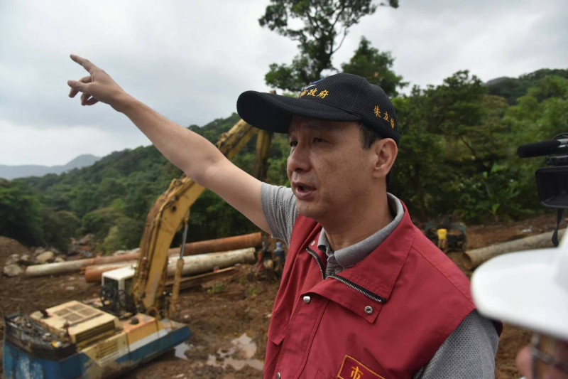 因應泰利颱風來襲，新北市長朱立倫今（13)日視察0602豪雨沖毀坍方的萬里區北27線7k 處的修復工程。   圖：新北市府提供