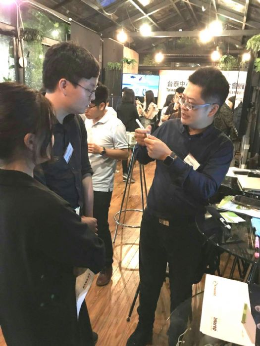 進駐桃園青創指揮部的台灣唯賜寶智能團隊研發防近視智能筆，將在國內推出並配合新南向要拓展到泰國市場。   圖：桃園市青年事務局/提供