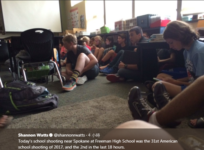 美國弗里曼高中發生槍擊案，有人上傳學生躲在教室的照片，並指該事件是2017年的第31起校園槍案。   圖：翻攝Shannon Watts‏推特