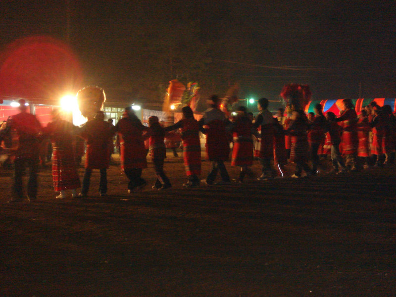 賽夏族傳統節慶矮靈祭「巴斯達隘」是台灣原住民族中極為特殊的祭典。   圖：翻攝自flickr/<cleverCl@i®ê>開放權限