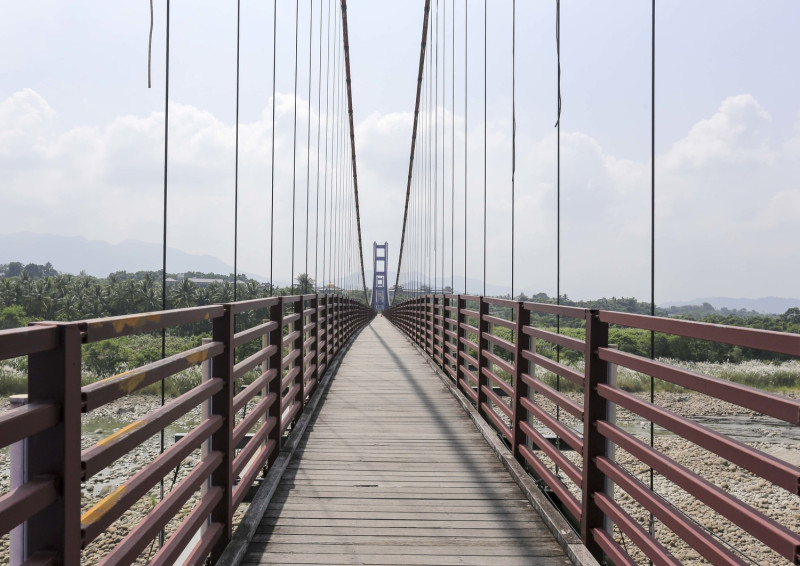 1945年興建的永興吊橋，在2007年因颱風摧毀，2009年重建約五百公尺長的吊橋，橫跨曾文溪，是全國最長的吊橋。   圖：張大魯／攝