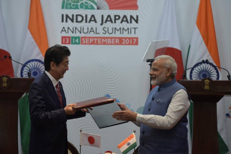 日本首相安倍晉三（左）訪問印度，與印度總理莫迪舉行高峰會，達成多項協議。   圖：翻攝莫迪臉書