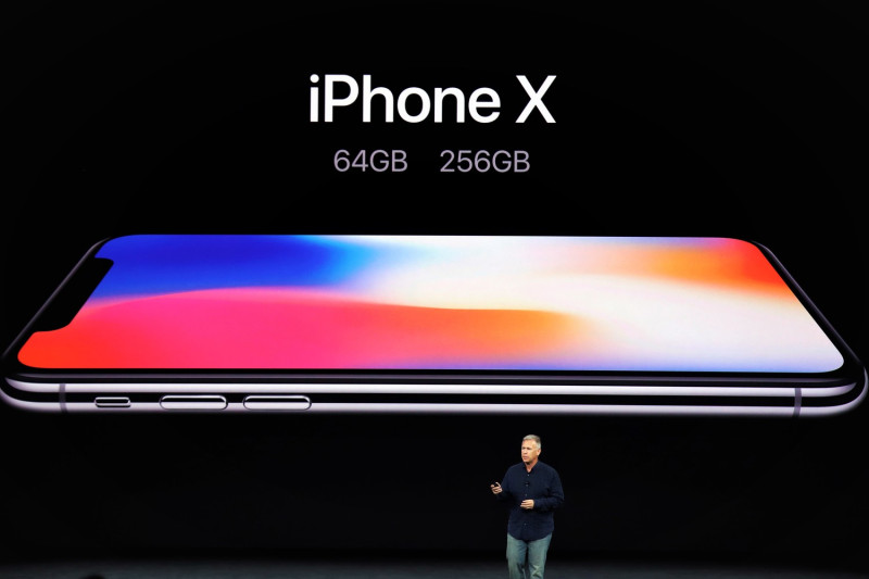 同期出場的iPhone X卻較iPhone8和iPhone8Plus預購時間稍晚，應是怕不利iPhone8和iPhone8Plus預購結果。   圖：達志影像/美聯社