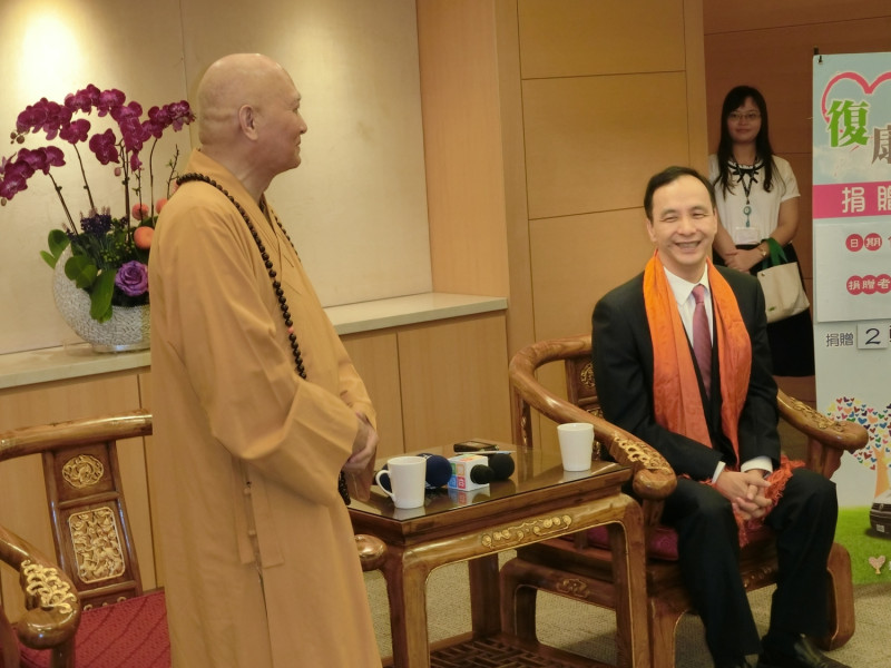 朱立倫和宗教團體關係良好，釋宗道法師在捐贈復康巴士給新北的儀式上，甚至不斷稱讚朱立倫很慈悲，像活菩薩，朱立倫聽了也笑容滿面。   圖：李書璇/攝