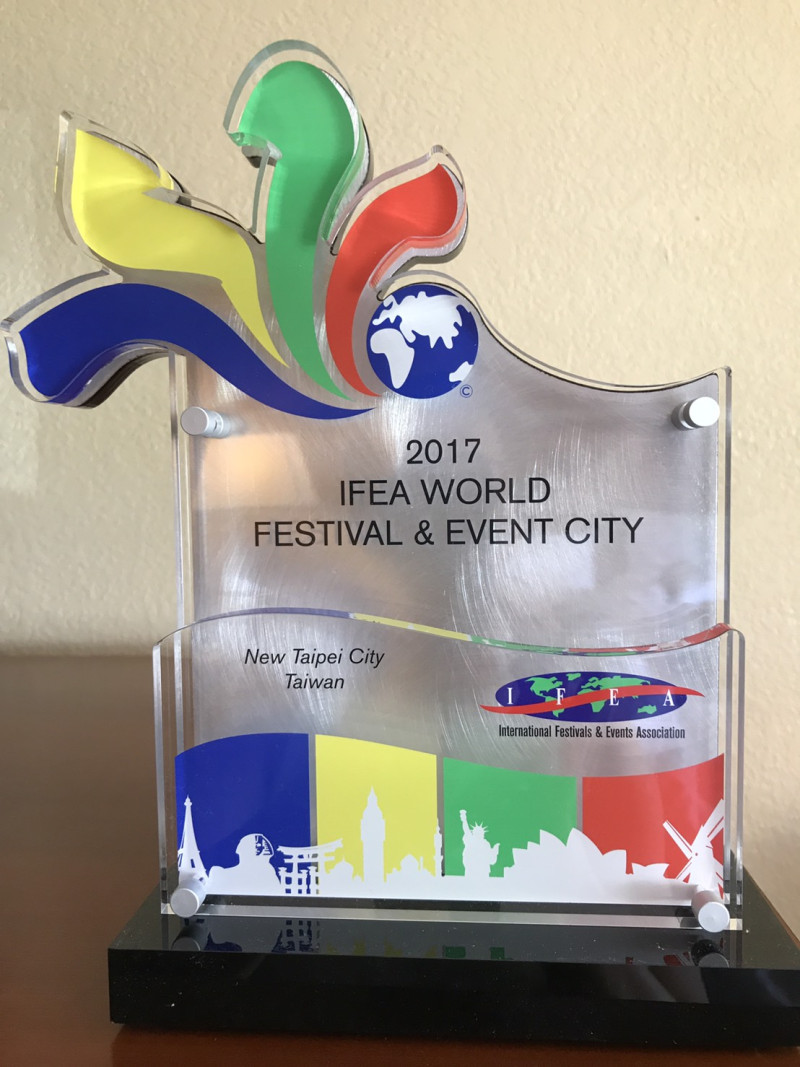 「2017年全球節慶活動城市獎」新北市獲獎的獎盃。   圖：新北市政府/提供
