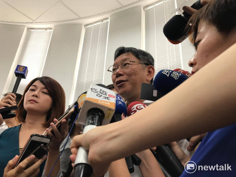 行政院拍板軍公教加薪3%，台北市長柯文哲今日表示，明年預算他已經送進議會，現在突然要加薪，「錢到底誰要出？」   圖：周煊惠 / 攝