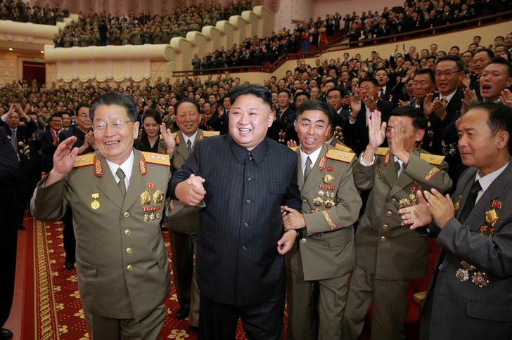 北韓領導人金正日9月10日時與軍方慶祝氫彈測試成功。   圖：達志影像/路透社
