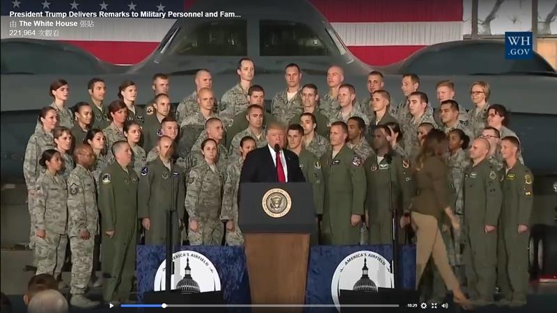 美國總統川普站在B2轟炸機與巨幅美國國旗之前對北韓放狠話，他說美國先進的軍備將會讓敵人「魂飛魄散」。   圖擷取自美國白宮臉書