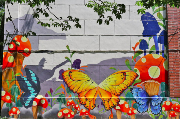 整修後的蝴蝶園增加彩繪蝴蝶牆面、大隻毛毛蟲與美麗蝴蝶造景。    圖：翻攝自高雄紀事本