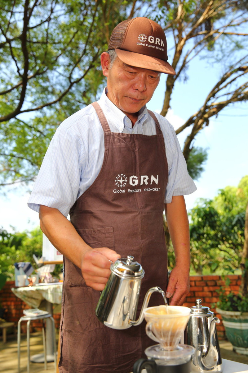 山城黑咖啡主人隋元堅，旅居日本經營咖啡與茶的事業將近30年，擁有日本GRN認證的咖啡烘焙執照，兩年前，因為母親年邁，需要人手照顧，才回到高雄六龜定居。   圖：高雄市農業局提供