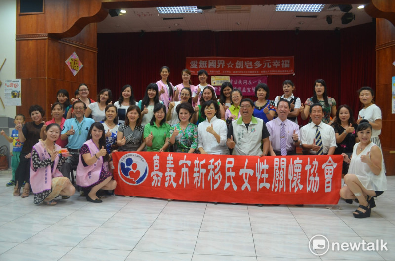  嘉義市議長蕭淑麗出席嘉義市新移民女性關懷協會活動，受到熱烈歡迎。   圖：蔡坤龍/攝