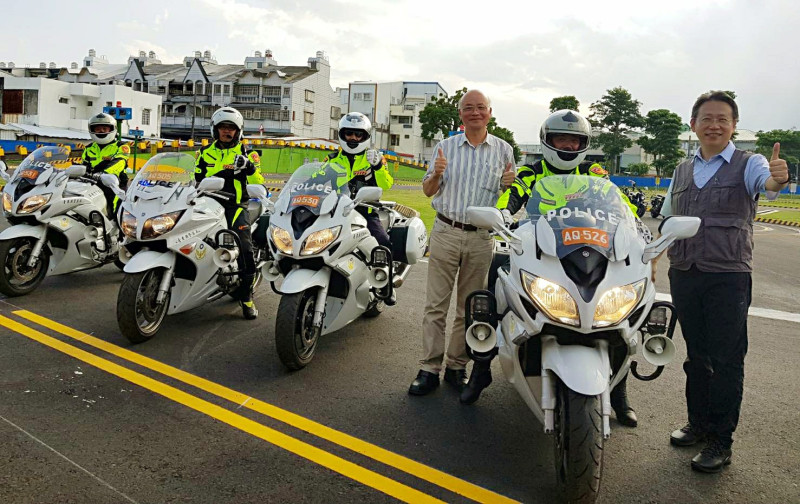 特別邀請台東警察局交通警察隊進行大型重機花式表演，現場展示特勤組駕駛的YAMAHA FJR1300，這款車光重量就比一般教練車多出100公斤，因此無論在8字繞圈、壓車或直線穩定平衡都頗具難度，掀起一陣活動高潮。   圖：心網莓獨家授權提供