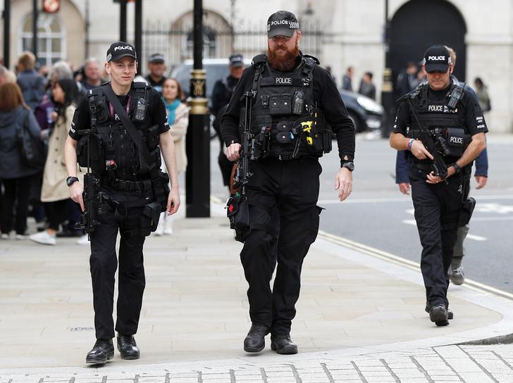 倫敦地鐵爆炸案後，街頭風聲鶴唳，圖為西敏寺前荷槍實彈的警官正在巡邏。   圖：達志影像/路透社