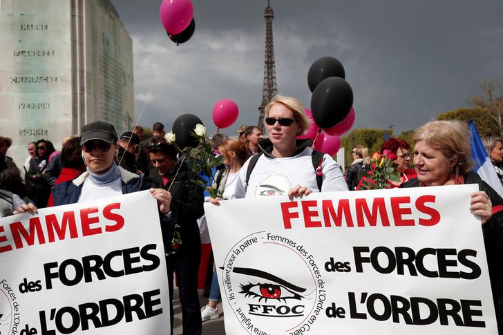 「憤怒警察之妻」組織（FFOC）在巴黎、馬賽等6個城市集會，替自己的配偶發聲。   圖：達志影像/路透社