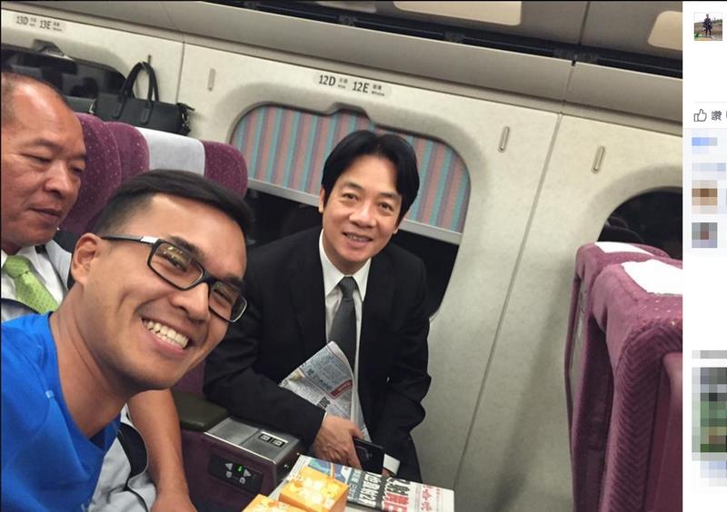 臉書帳號為Yu-Chen Kyle Wu的民眾15日分享在高鐵上向行政院長賴清德（後中）請願過程。   （圖取自網友Yu-Chen Kyle Wu臉書facebook.com）