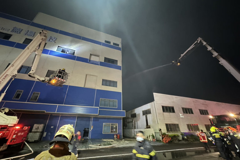 台南市安南區一家科技公司廠房29日下午發生火災，因存放大量硝酸、氰化物、王水等化學物質，搶救較困難，30日凌晨將火勢撲滅。（讀者提供）中央社記者楊思瑞台南傳真  114年6月30日   
