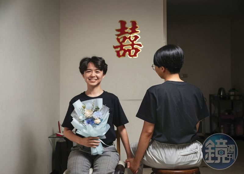 蔡佳樺（左）與Vicky（右）今年1月飛往塞班島結婚，5月在台灣登記結婚。   