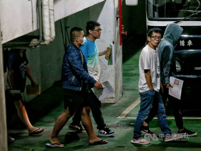 扯鈴教練魯紀賢（中間藍衣服）涉為中國在台發展組織，台北地檢署前年11月間依違反國家安全法起訴魯男等10人。（中央社檔案照片）   