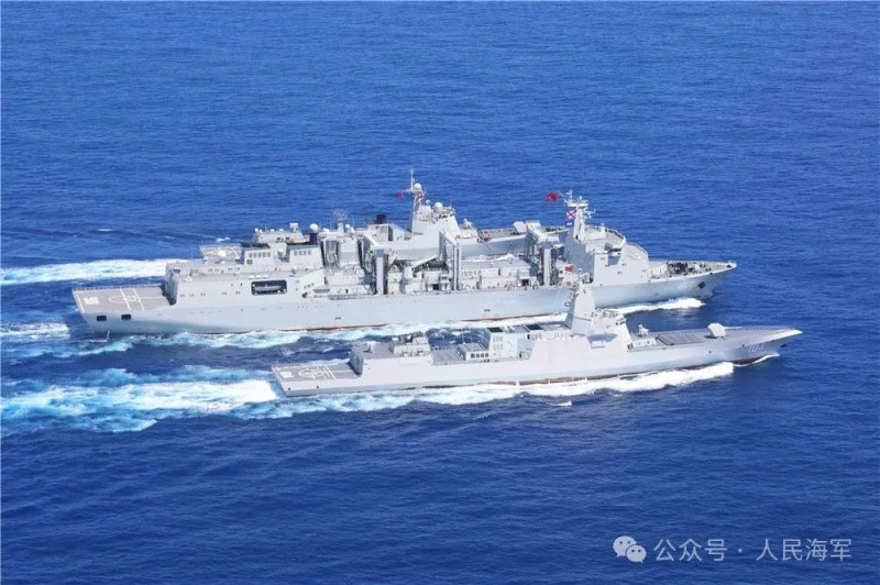 解放軍海軍航空母艦編隊在西太平洋海域進行訓練,圖為編隊屬艦進行航行補給。 圖:翻攝「微博」@人民海軍 解放軍海軍航空母艦編隊在西太平洋海域進行訓練,圖為編隊屬艦進行航行補給。 圖:翻攝「微博」@人民海軍