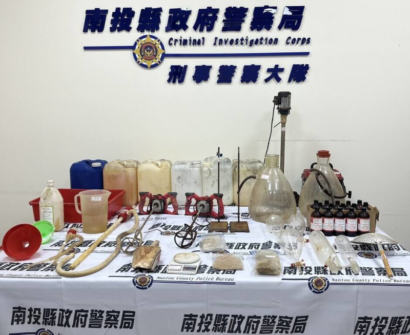 南投縣政府警察局刑事警察大隊30日表示，在中寮鄉山區破獲製毒工廠，緝獲3名製毒者，當場查扣毒品成品、半成品及大量製毒器具，今年3月循線在台南抓到幕後金主。（警方提供）中央社記者蕭博陽南投縣傳真  114年6月30日   