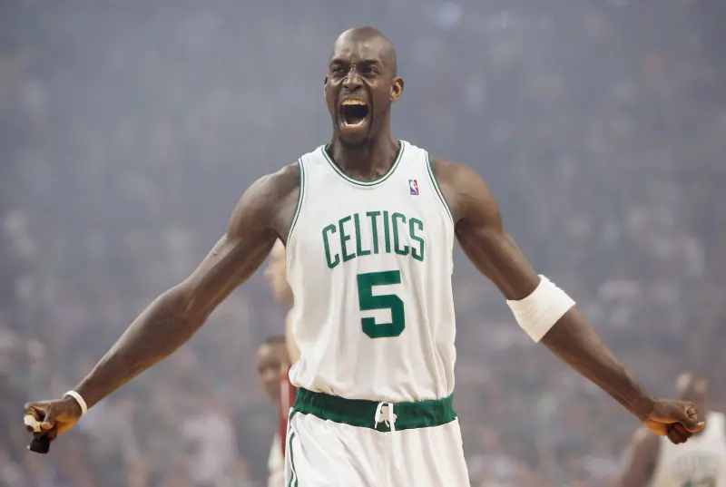 ▲今年NBA美國職籃（National Basketball Association）季後賽共三位球員遭受阿基里斯腱傷勢，包括Damian Lillard在首輪對印第安納溜馬的比賽中搶籃板時扭傷、Jayson Tatum在東區準決賽爭奪籃板球時受傷、以及Tyrese Haliburton在總冠軍賽一次突破時導致傷勢，對此前波士頓賽爾提克球星Kevin Garnett在節目《KG Certified》中分析了這個現象。（圖／美聯社／達志影像）   