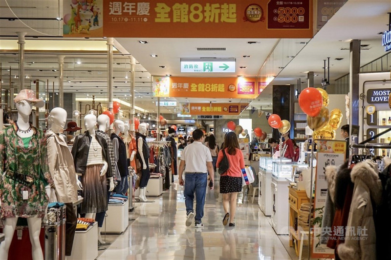 聯卡中心報告顯示，台灣去年信用卡年度累計消費金額居前1%的持卡人，這群「頂級刷手」去年平均每張卡片年消費金額近新台幣147萬元，且30歲以下的年輕頂級刷手，每卡年消費金額達204.1萬元，領先其他年齡層。（中央社檔案照片）   