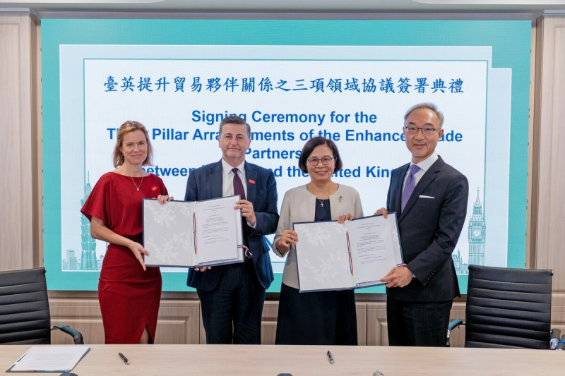 從左至右：英國駐台代表Ruth Bradley-Jones、英國商貿部副部長DouglasAlexander、行政院楊珍妮政務委員(兼任行政院經貿談判辦公室總談判代表)、我國駐英國代表姚金祥大使。   圖：行政院經貿談判辦公室提供
