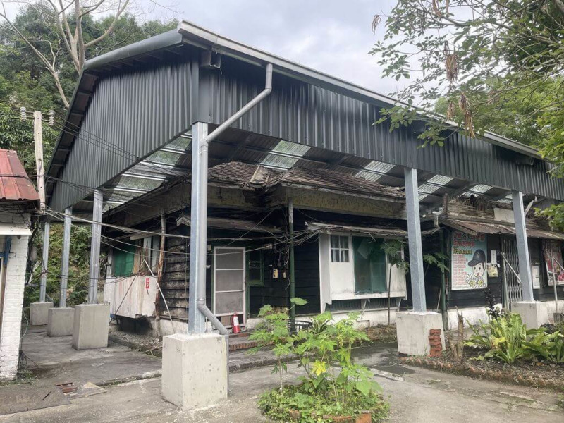 新竹縣政府30日表示，歷史建築內灣派出所過去因大雨屋頂坍塌，文化局爭取客委會修復工程施作案獲補助，陸續工程案招標，盼重現建築歷史風貌。（新竹縣政府提供）中央社記者郭宣彣傳真  114年6月30日   