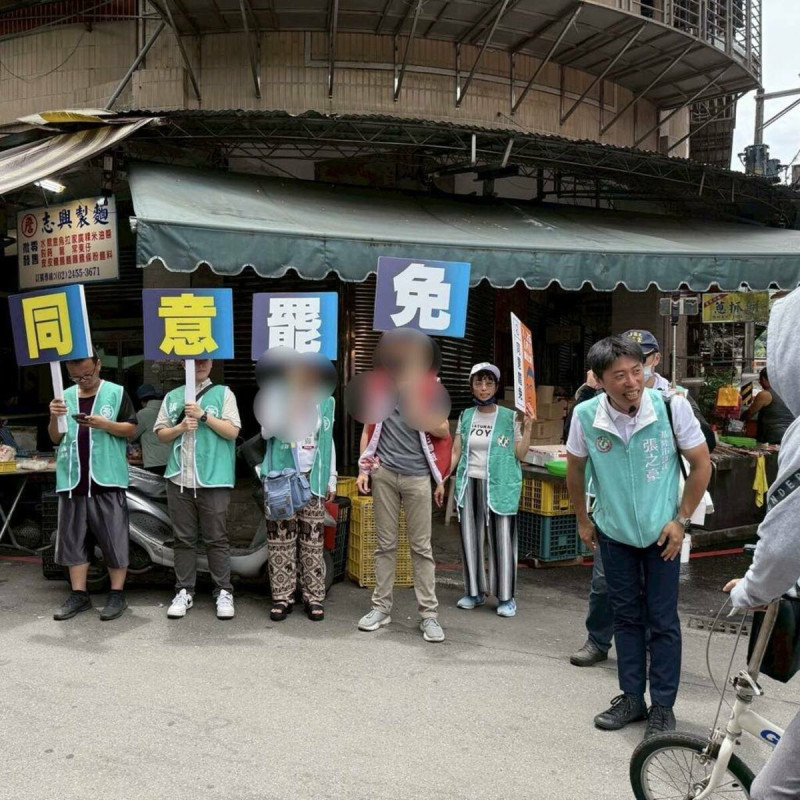 張之豪指出，他在市場宣講被一位大嬸吐痰，雖然錯愕了一下，但不會有事的，因為每個同意超人都很棒，愛台灣的心毫不動搖。   圖：取自張之豪臉書