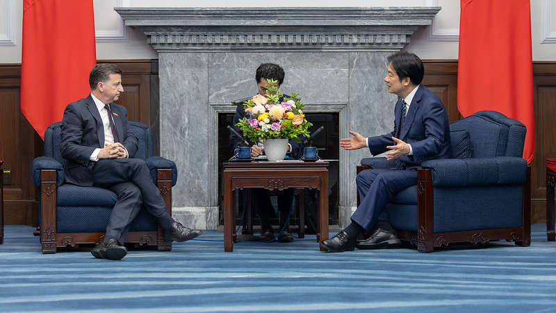 賴清德總統今（30）日接見英國商業暨貿易部副大臣艾禮遜（Douglas Alexander），感謝英國政府長期支持台海和平穩定，展現台英目標一致。   圖：總統府提供