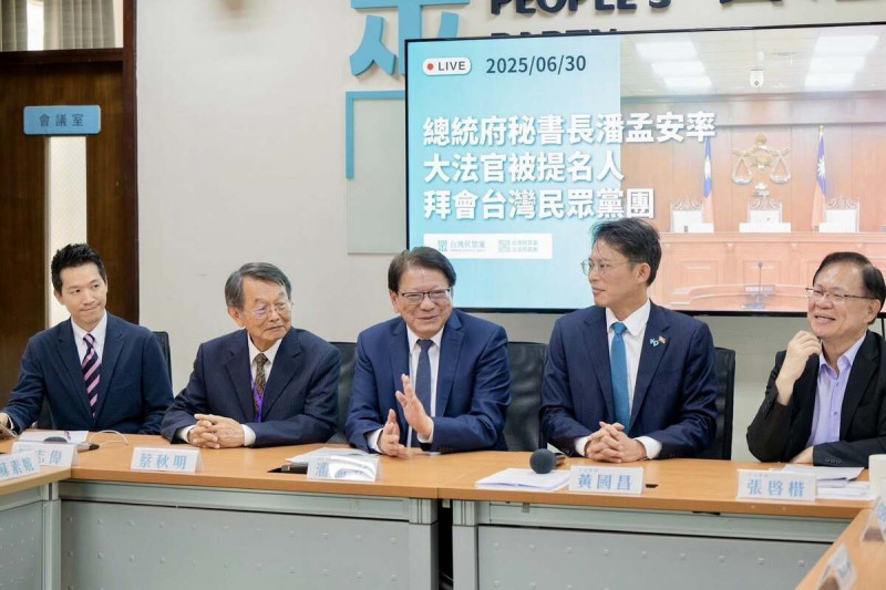 總統府秘書長潘孟安與副秘書長何志偉30日陪同司法院正副院長被提名人及五位大法官被提名人,前往立法院拜會民眾黨團。 圖:翻攝「臉書」何志偉粉絲專頁