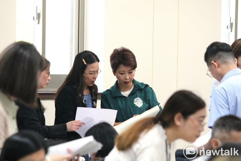 立委陳亭妃表示，立法院經濟委員會今審議《外國專業人才延攬及僱用法》修正草案，她特別提案主張開放「數位」、「運動」、「環境」相關領域的外國特定專業人才來台，以及放寬高階專業人士，能夠以學歷折抵居留時間。   圖：陳亭妃服務處提供