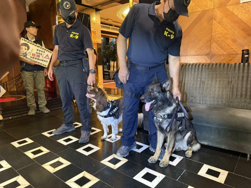 保三總隊專業緝毒犬加入查緝行動。 圖:高雄市警察局/提供