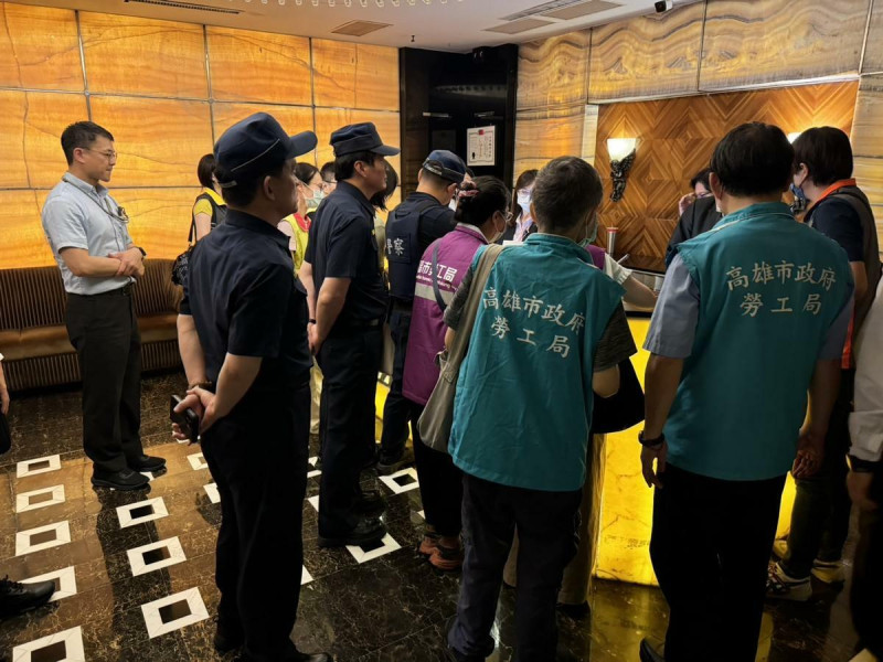 高市府各相關局處人員組成聯合稽查小組臨檢查察。 圖:高雄市警察局/提供