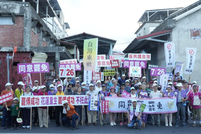 圖為瑞穗銀髮千歲團大徒步遊行，沿途高喊罷免傅崐萁。   圖：瑞穗銀髮千歲團提供