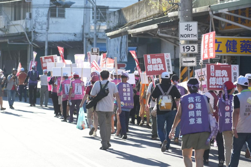 瑞穗銀髮千歲團大徒步遊行,呼籲民眾7月26日出門投票 圖:瑞穗銀髮千歲團/提供 瑞穗銀髮千歲團大徒步遊行,呼籲民眾7月26日出門投票 圖:瑞穗銀髮千歲團/提供