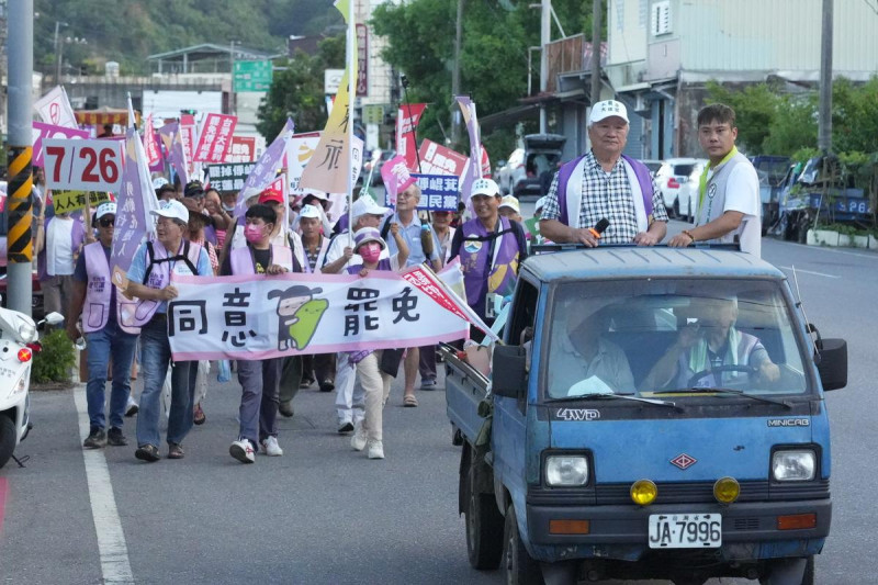 瑞穗銀髮千歲團大徒步遊行,沿途高喊罷免傅崐萁 圖:瑞穗銀髮千歲團提供