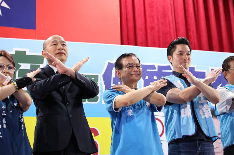 大罷免進入第 3 階段,立法院長韓國瑜28 日出席國民黨立委賴士葆(右)在台北市中正區舉辦的政策說明會 圖:翻攝自賴士葆臉書 大罷免進入第 3 階段,立法院長韓國瑜28 日出席國民黨立委賴士葆(右)在台北市中正區舉辦的政策說明會 圖:翻攝自賴士葆臉書