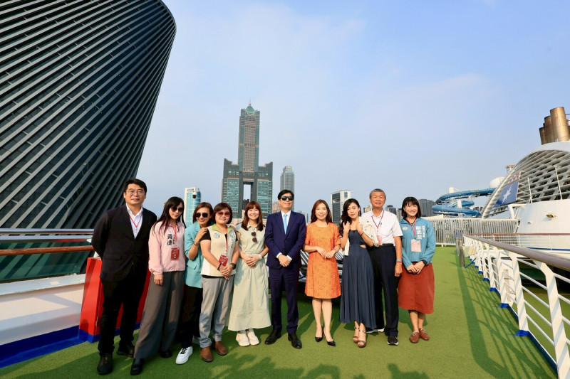 陳其邁(右五)出席領航星號訪船儀式時，疑似公開表態支持邱議瑩(左三)參選高雄市長。   圖：高雄市政府/提供