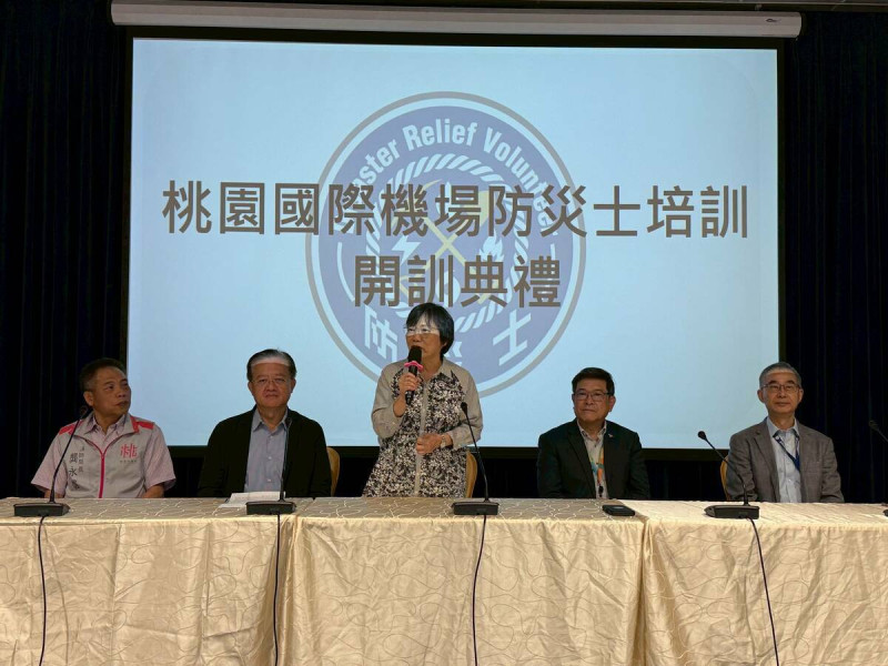 內政部長劉世芳今（1）日出席由桃園市政府及桃園國際機場股份有限公司共同於桃園國際機場第2航廈舉辦首場排班計程車司機防災士培訓。   圖：內政部提供