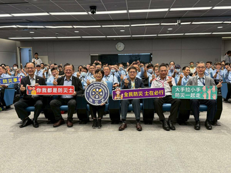 這場訓練由桃園國際機場股份有限公司董事長楊偉甫、消防署署長蕭煥章、桃園市消防局局長龔永信及警政署航空警察局局長廖恆裕同力啟動訓練課程，提升全民防救災意識，展現政府強化社會防災韌性的決心。   圖：內政部提供