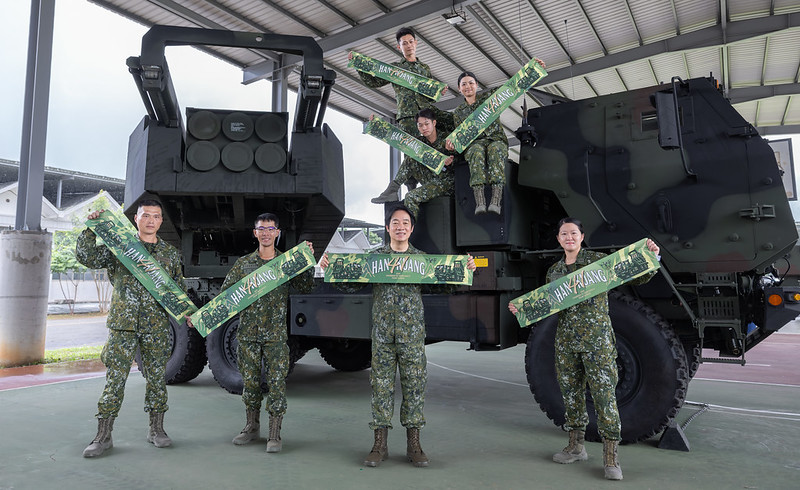 賴清德致贈陸軍應援毛巾予參與「漢光41號」演習的國軍弟兄姐妹。 圖:總統府提供 賴清德致贈陸軍應援毛巾予參與「漢光41號」演習的國軍弟兄姐妹。 圖:總統府提供
