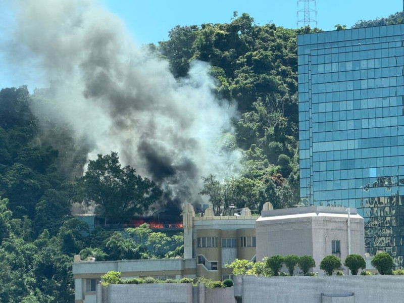 位於台北市信義區象山上的全真東華觀1日發生火警，大量濃煙自山林竄出，警消獲報立即前往灌救。（翻攝照片）中央社記者黃麗芸傳真  114年7月1日   