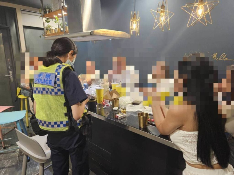 屏東縣警察局東港分局琉球分駐所接獲線報，指有遊客在小琉球民宿開毒趴，並查獲尚未施用毒品愷他命等證物，將依毒品危害防制條例偵辦。（屏東縣警察局東港分局提供）中央社記者黃郁菁傳真  114年7月1日   
